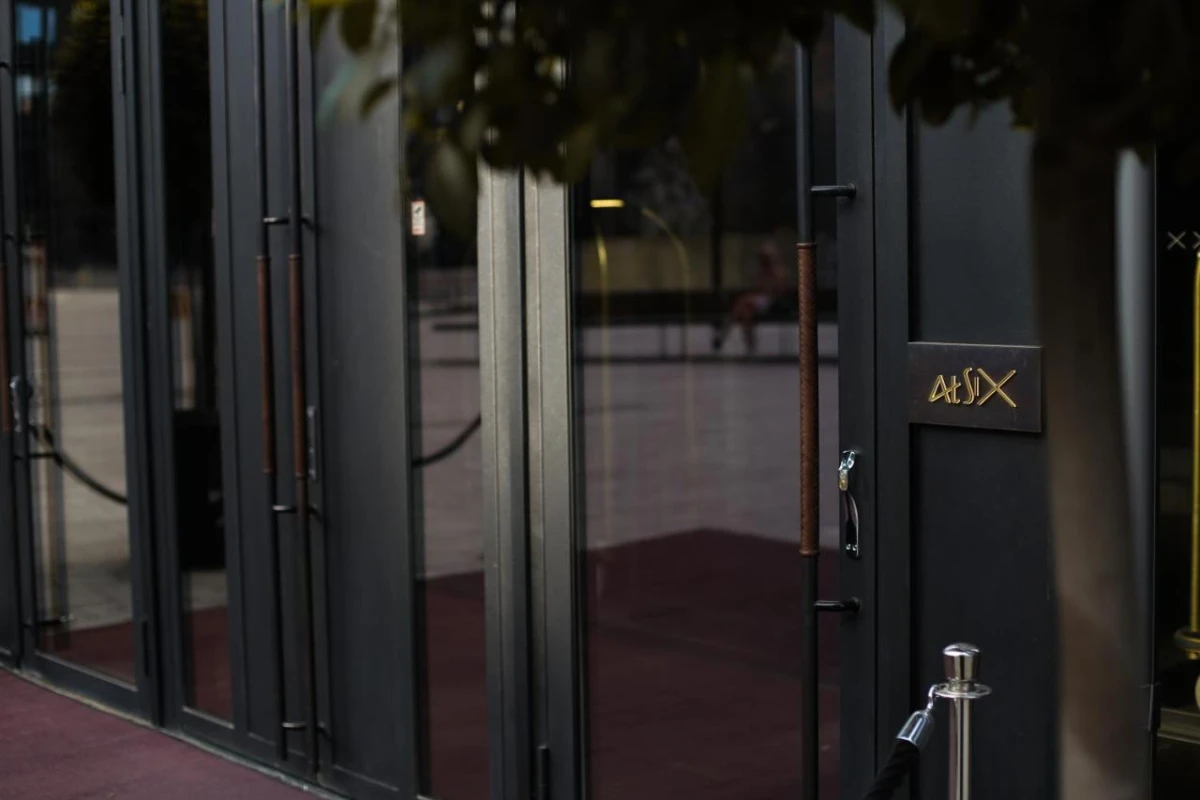 At Six - Hotel Photo 10