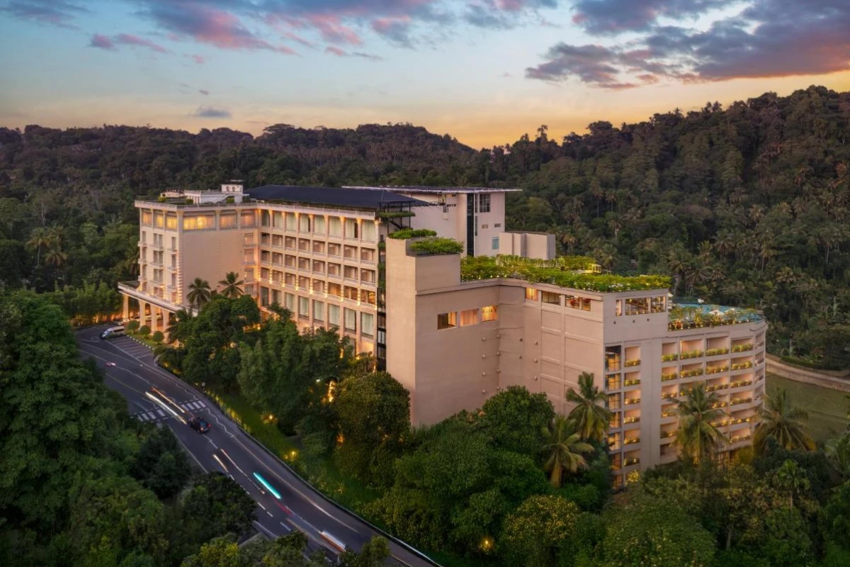 The Golden Crown Hotel - Hotel Photo 1