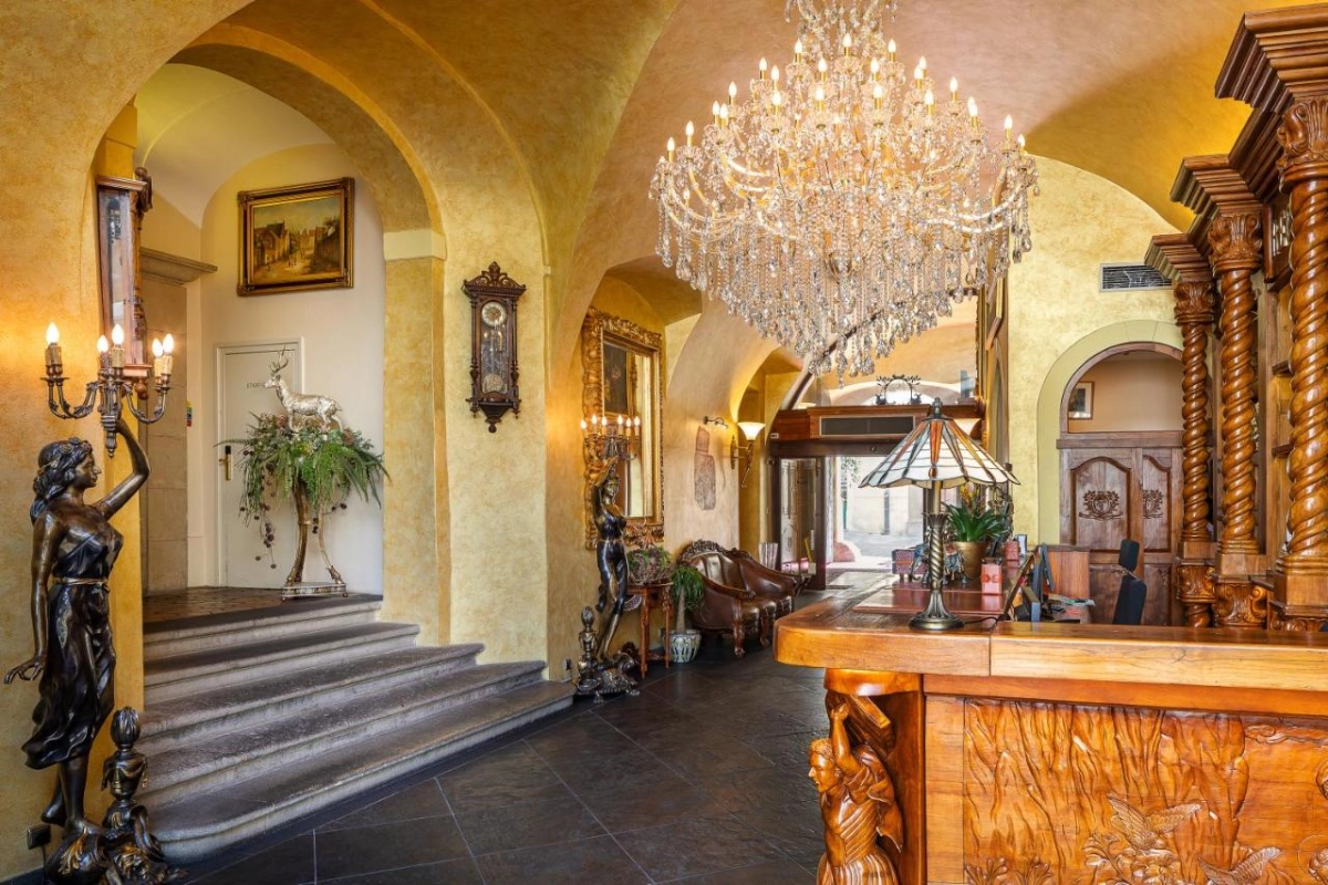 Iron Gate Hotel & Suites