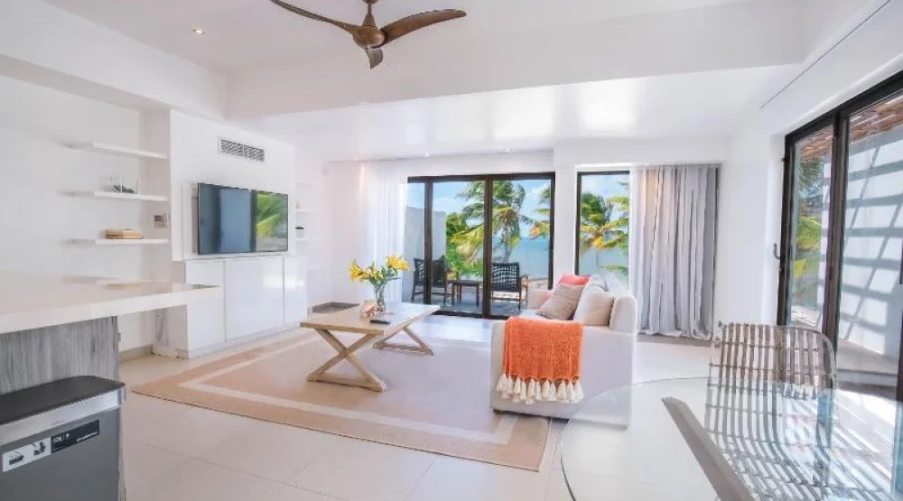 Suite 1-bedroom Oceanfront Suite W/ Kitchen One King Bed Non-smoking at Hodges Bay Resort & Spa