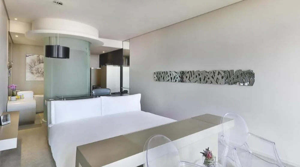 Guest Room, One King at Cape Town Marriott Hotel Crystal Towers