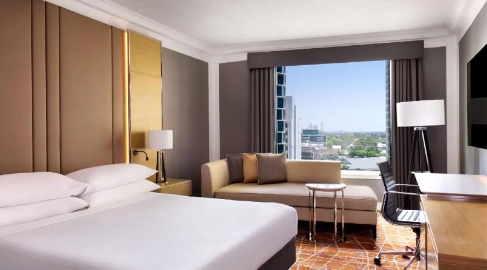 Guest Room, One King, City View at Brisbane Marriott