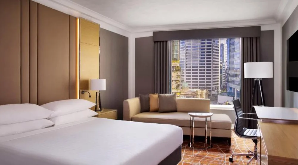 Guest Room, One King, Partial River View at Brisbane Marriott