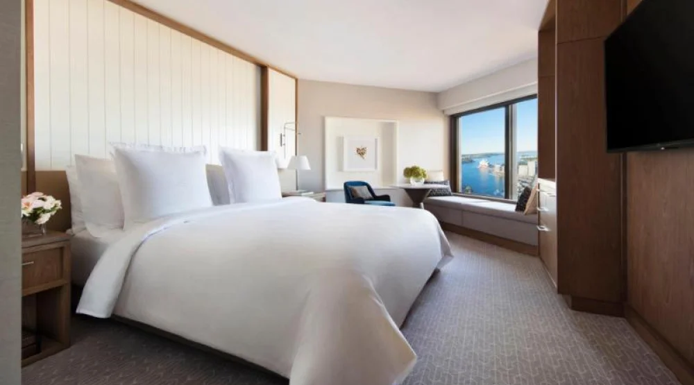 Deluxe Full Harbour Accessible Room (1 Queen Size Bed) at Four Seasons Hotel Sydney
