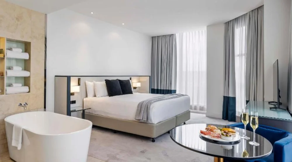 Premium Peppers King Deluxe Suite at Peppers Waymouth Hotel