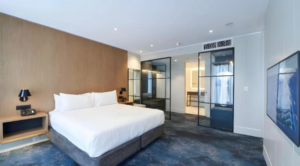 Deluxe Executive Suite, Lounge Access, One King S Ize Bed, Park View and Balcony at Pullman Adelaide
