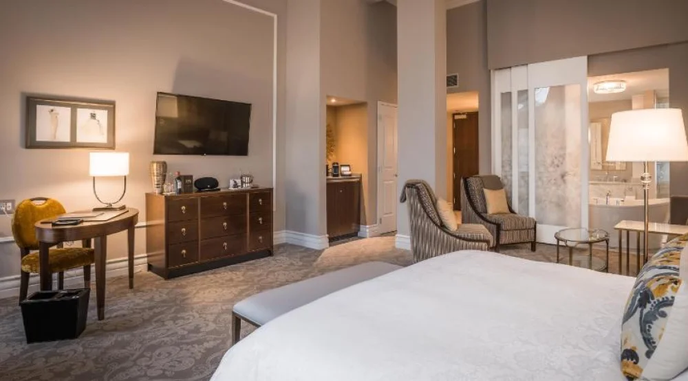 Grand Deluxe One King Bed Garden View at Hotel Birks Montreal