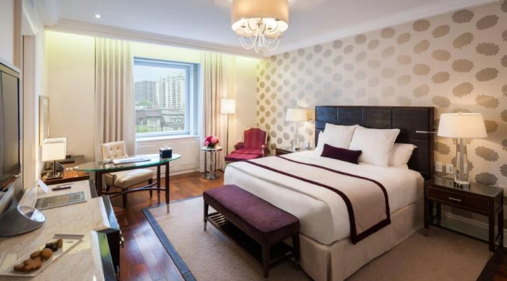 Signature King, Larger Guest Room, One King at The Ritz-Carlton Montreal