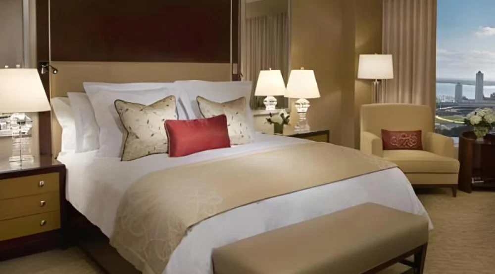 Club City View Room, Club Lounge Access, Guest Room, One King at The Ritz-Carlton Toronto