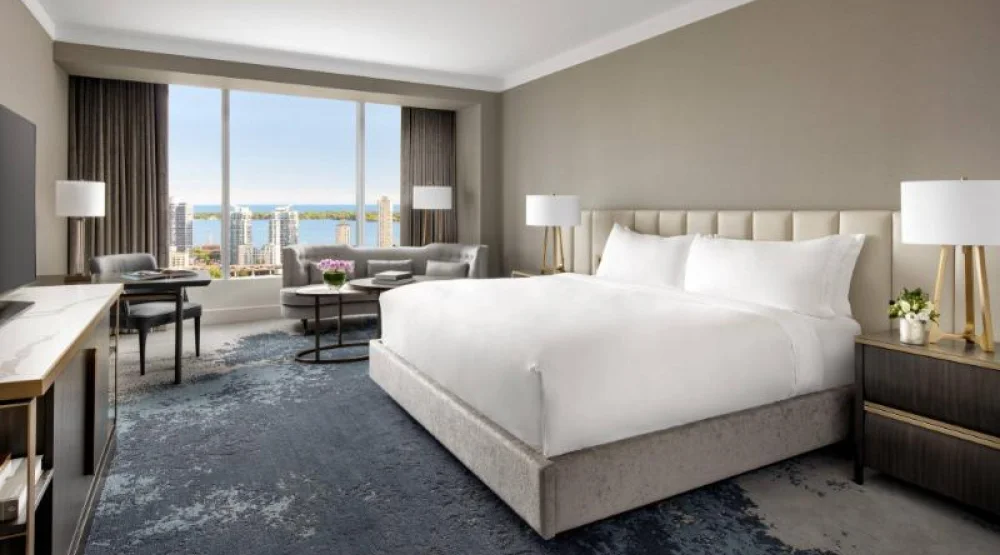 Lake Ontario View Room, Guest Room, One King, Cn Tower View at The Ritz-Carlton Toronto