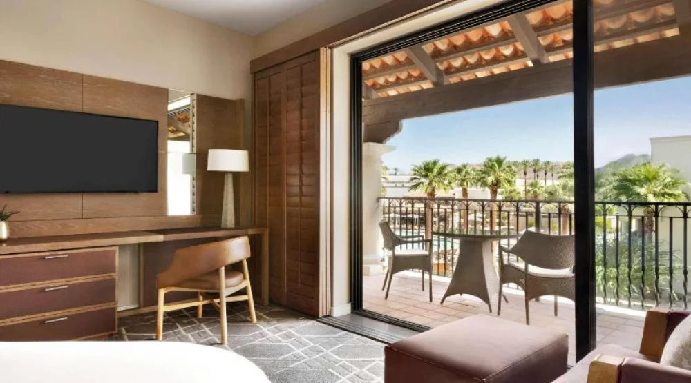 Signature King Room with Patio Or Balcony - Sunset Beach Wing at Fairmont Scottsdale Princess