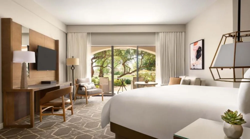 Deluxe King Room with Patio Or Balcony and Pool View at Fairmont Scottsdale Princess