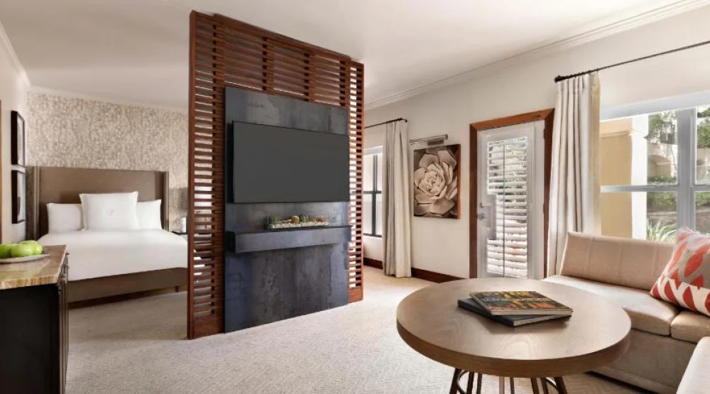 Fairmont Gold Junior Queen Suite with Bath Tub and Patio Or Balcony at Fairmont Scottsdale Princess