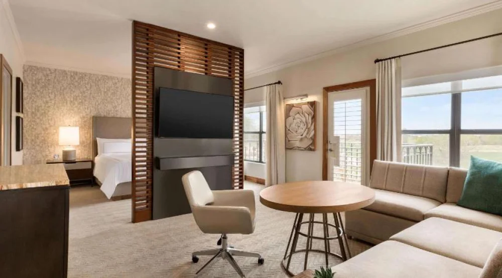 Fairmont Gold Junior King Suite with Golf View and Patio Or Balcony at Fairmont Scottsdale Princess