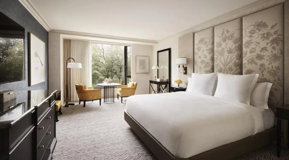 Deluxe Accessible Mobility Room King Bed at Four Seasons Boston