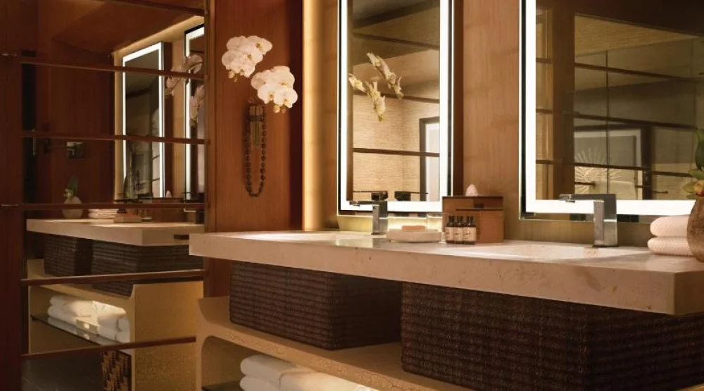 Penthouse Deluxe Ocean Front Suite King Bed at Four Seasons Resort Lanai