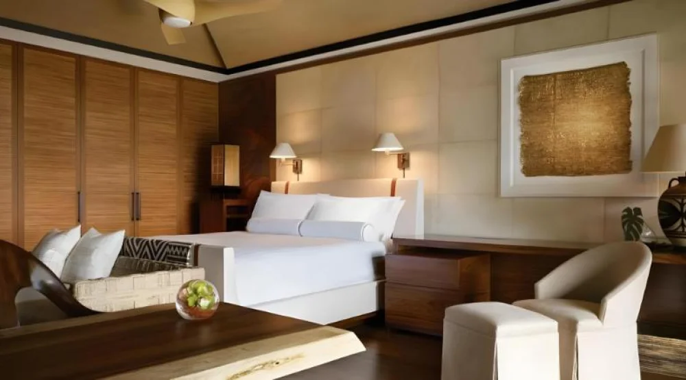 Penthouse Deluxe Suite King Bed at Four Seasons Resort Lanai