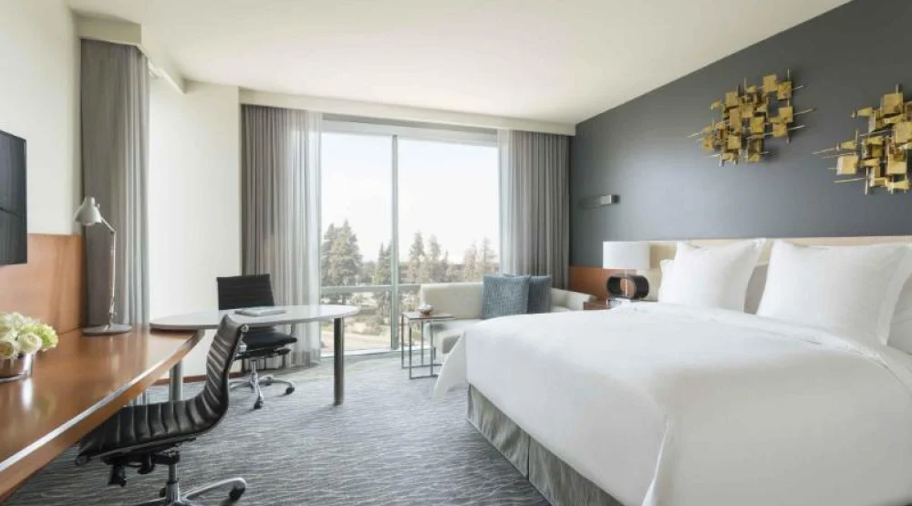 Deluxe Ada Hearing Room King Bed at Four Seasons Silicon Valley At East Palo Alto