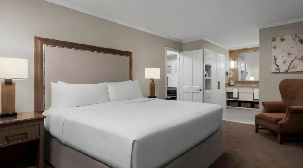 Resort Queen Guestroom at Silverado Resort