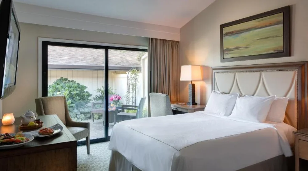 Classic Cottage Drive King Guestroom at Silverado Resort