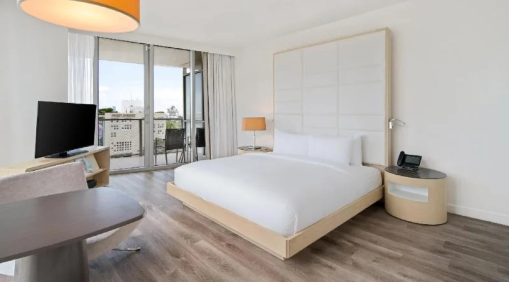 Corner Bay View Jr Suite King with Balcony at The Grayson Miami