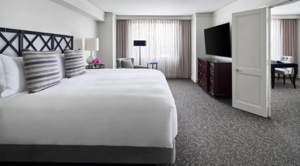 Club Level, One Bedroom Executive Suite, One King, Sofa Bed, Historical View at The Ritz-Carlton Pentagon City