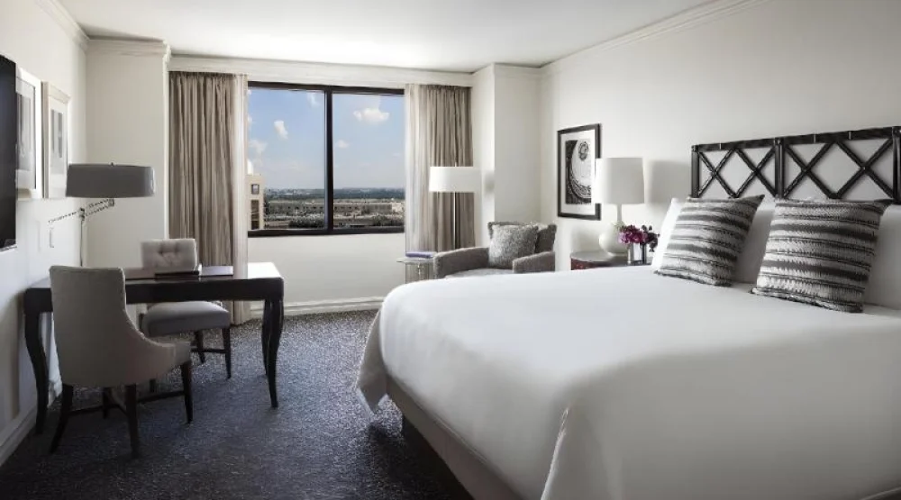 Deluxe Corner King Room, Guest Room, One King, Corner Room at The Ritz-Carlton Pentagon City