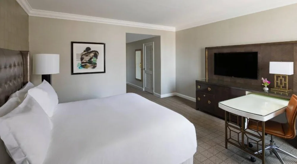 Deluxe King, Deluxe Guest Room, One King, City Hall View, City View at The Ritz-Carlton Philadelphia