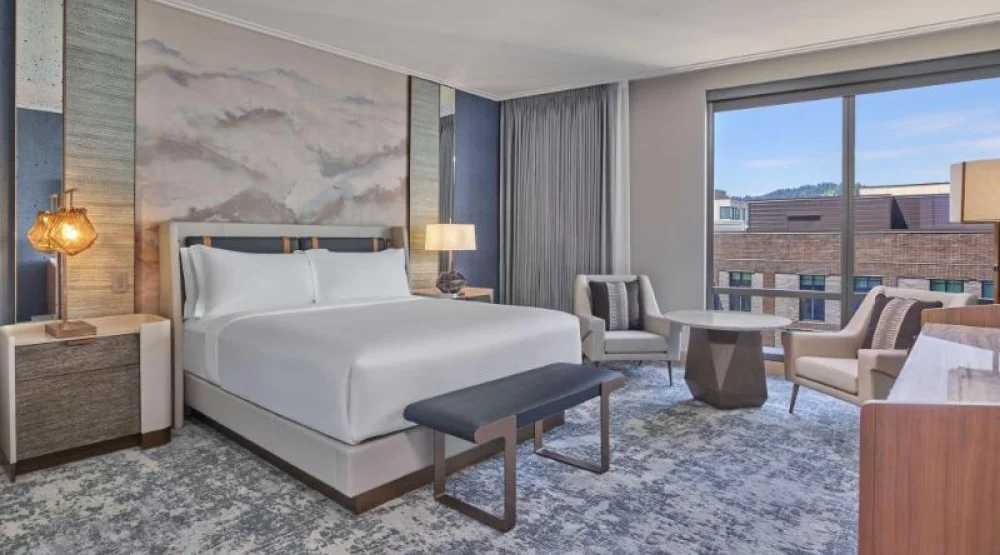 Deluxe Guest Room, One King California at The Ritz-Carlton Portland