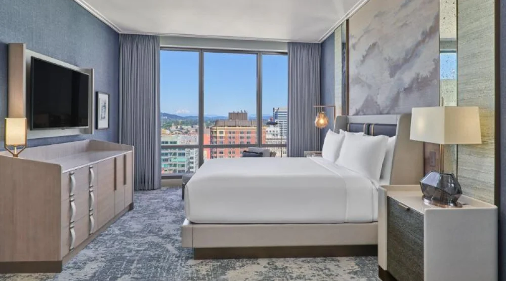 Grand Deluxe, Larger Guest Room, One King California at The Ritz-Carlton Portland