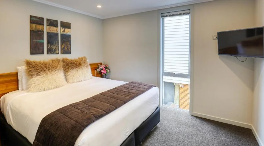 One Bedroom Villa with Hot Tub - Ground Floor (with Kitchen) at Marsden Lake Resort Central Otago