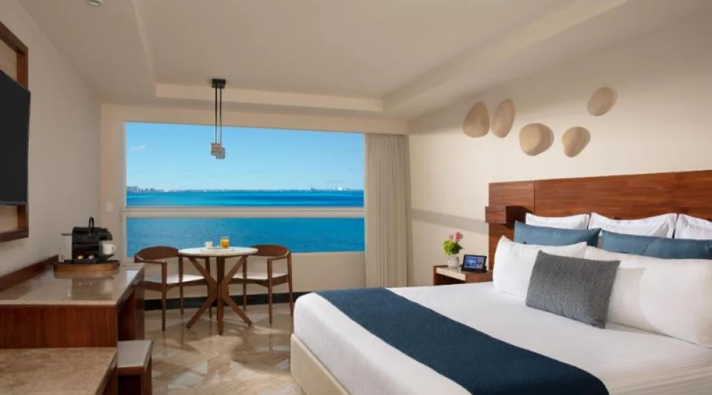 Preferred Club Front King - All Inclusive at Dreams Sands Cancun Resort & Spa