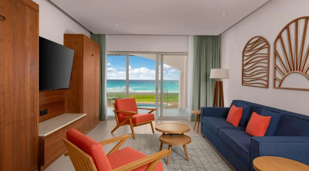 Enclave Beachfront Suite Whirlpool at Hilton Cancun Mar Caribe All-Inclusive Resort