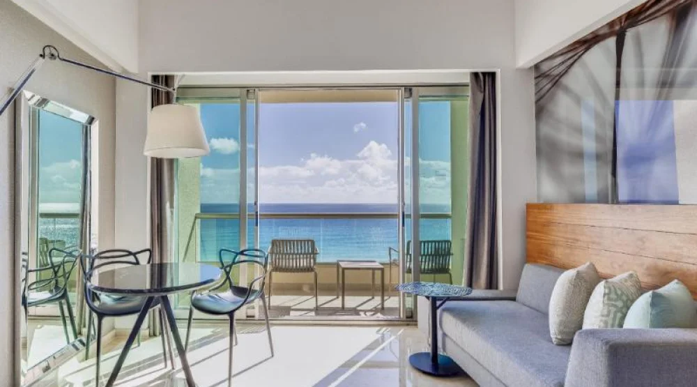 Premium Aqua Club Front, One King at Hotel Live Aqua Beach Resort Cancun