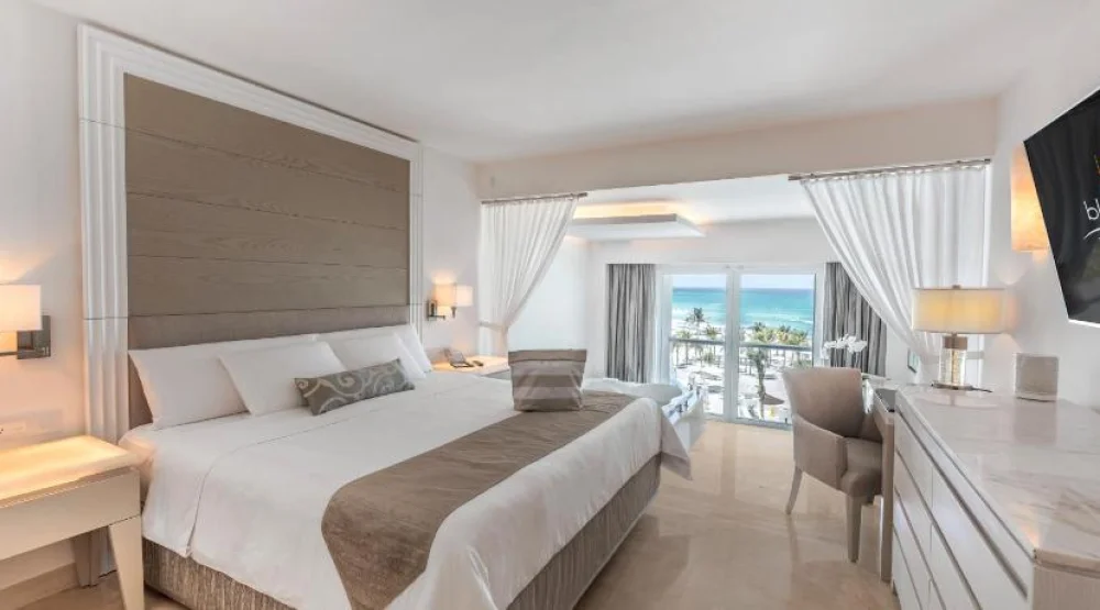 Royale Honeymoon Suite Oceanfront - King Size Bed at Le Blanc Spa Resort