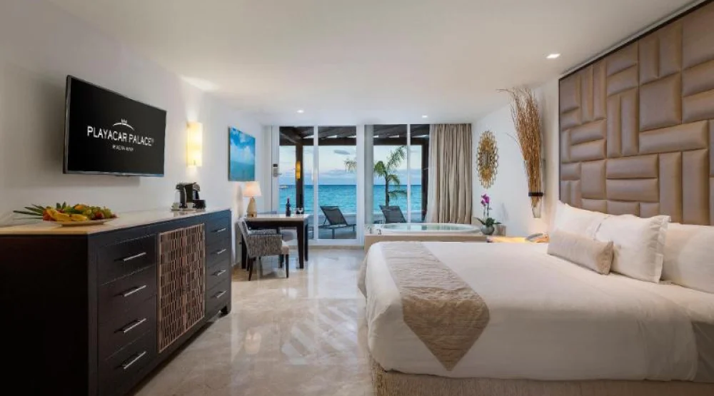 Superior Walk Out Suite Ocean Front - Kids and Teens Free at Playacar Palace