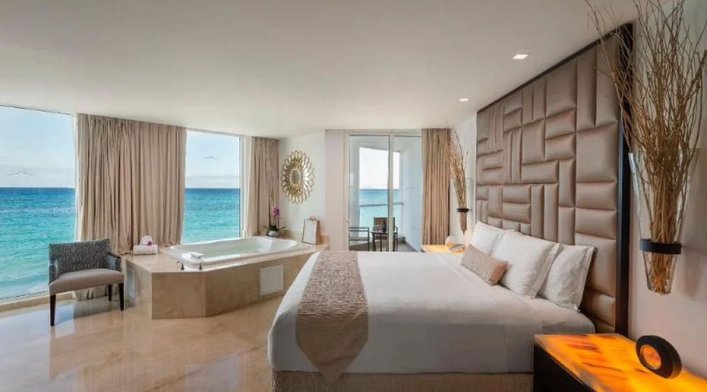 Superior Governor Suite Ocean View - King Size Bed at Playacar Palace
