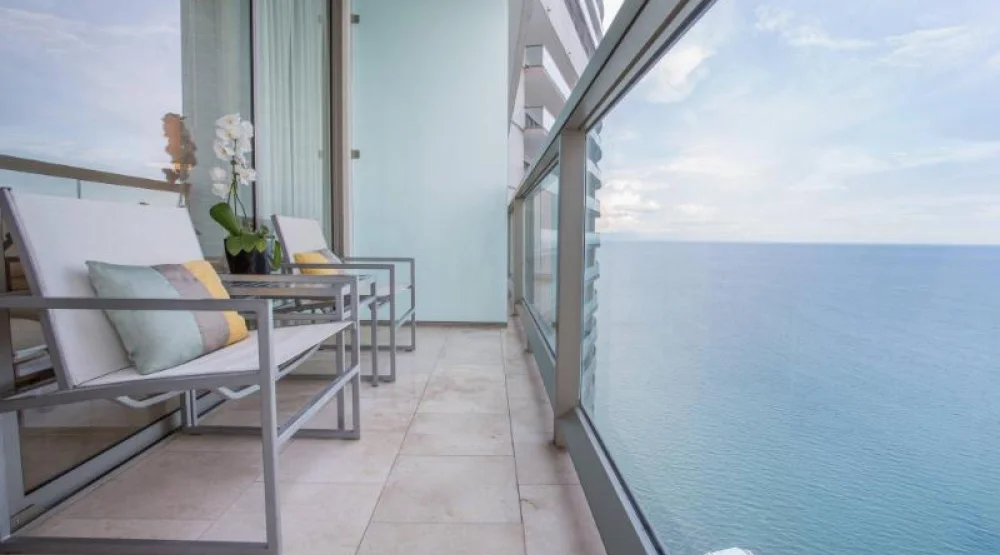 Deluxe Guest Room, One King, Skyline View at JW Marriott Panama