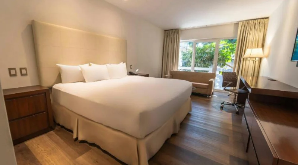 Executive King, Guest Room, One King, Garden View, Balcony at Los Tajibos a Tribute Portfolio Hotel