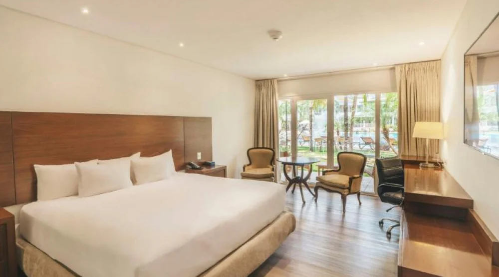 Poolside King, Guest Room, One King, Poolside at Los Tajibos a Tribute Portfolio Hotel