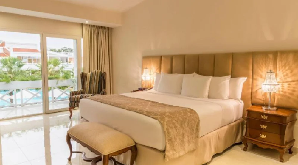 Executive Suite, Club Lounge Access, Executive Suite, One King, Pool View, Balcony at Los Tajibos a Tribute Portfolio Hotel