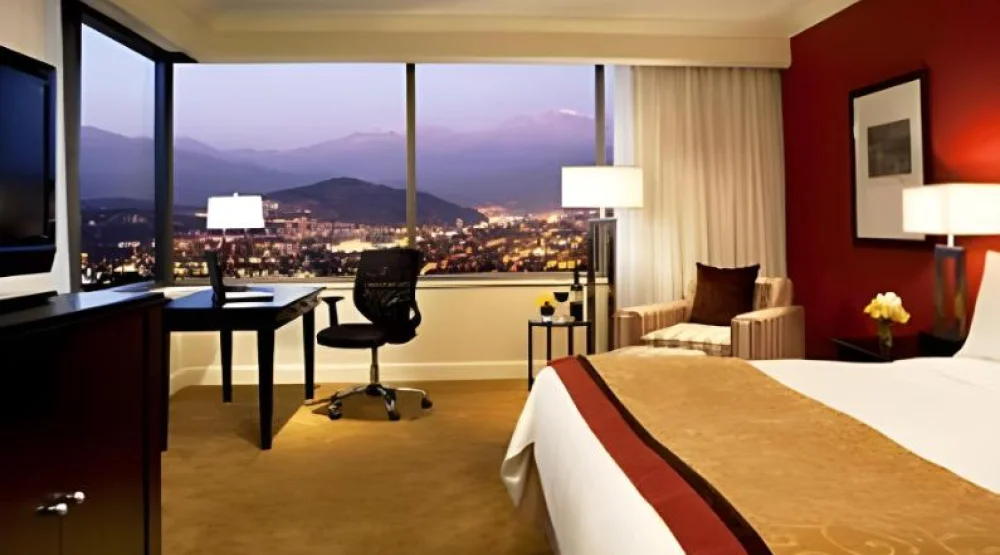 Executive Level, Executive Guest Room, One King, City View at Santiago Marriott Hotel