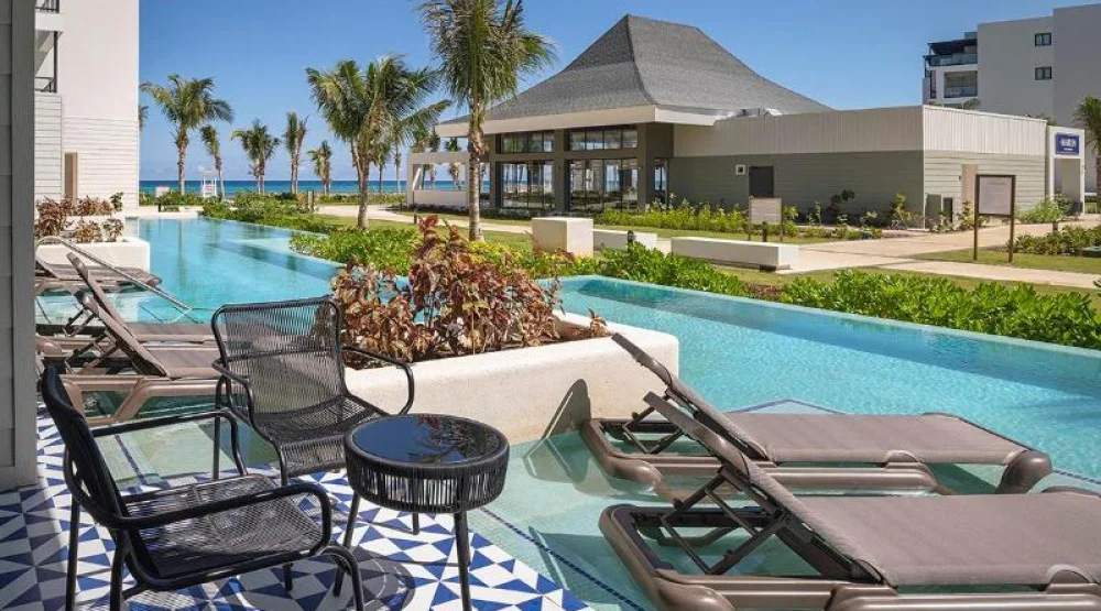 Swim-up Junior Suite at Ocean Eden Bay