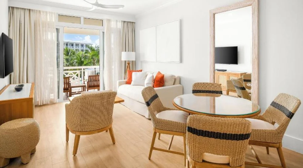 Deluxe One Bedroom Garden Suite at Alexandra Resort