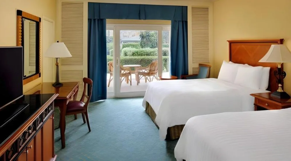 Deluxe Garden, Guest Room, One King, Balcony at Cairo Marriott Hotel & Omar Khayyam Casino
