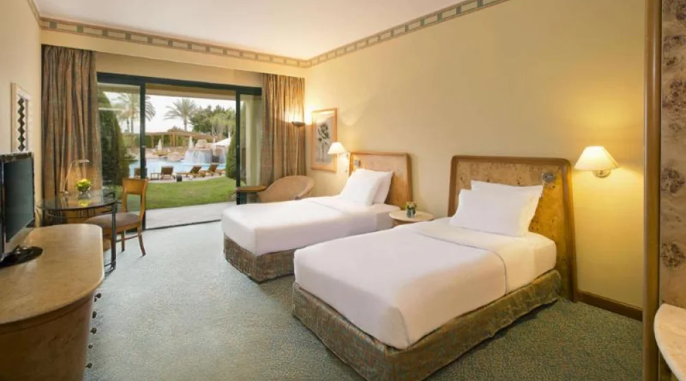 Twin Pool Floor at Hilton Pyramids Golf