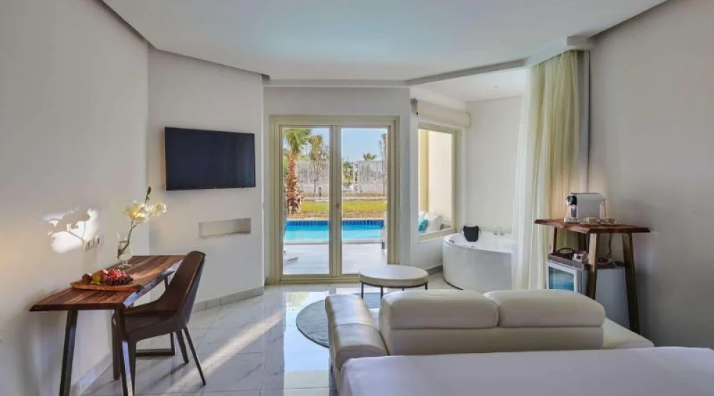 Swim-up Suite at Steigenberger Pure Lifestyle