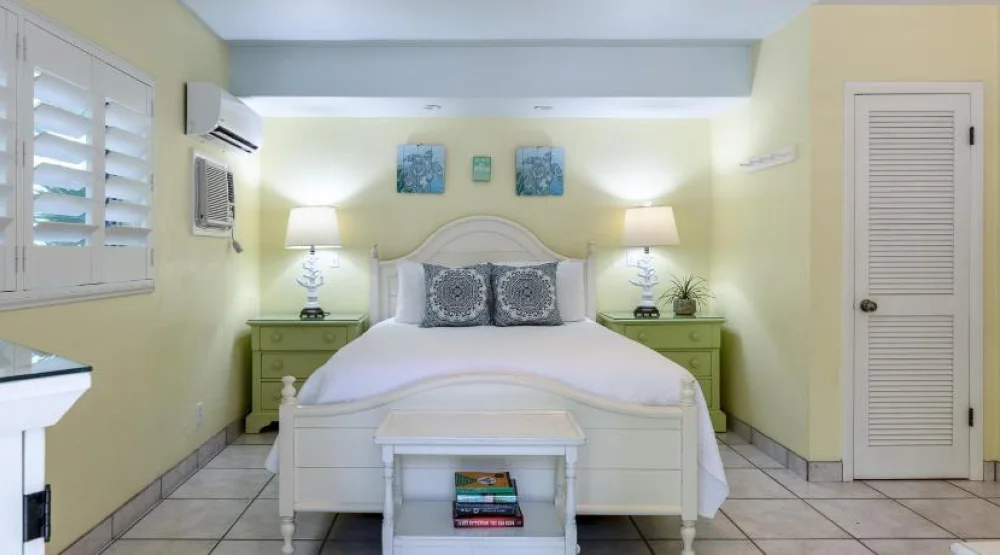 Queen Room with Garden View at Kona Kai Resort & Gallery