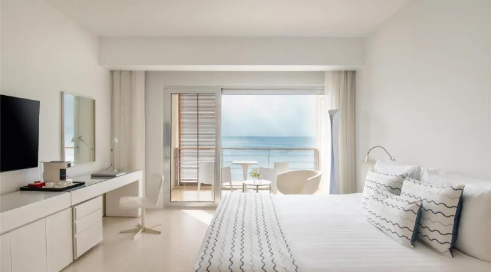 Deluxe Room King Size Bed at Kempinski Hotel Aqaba Red Sea