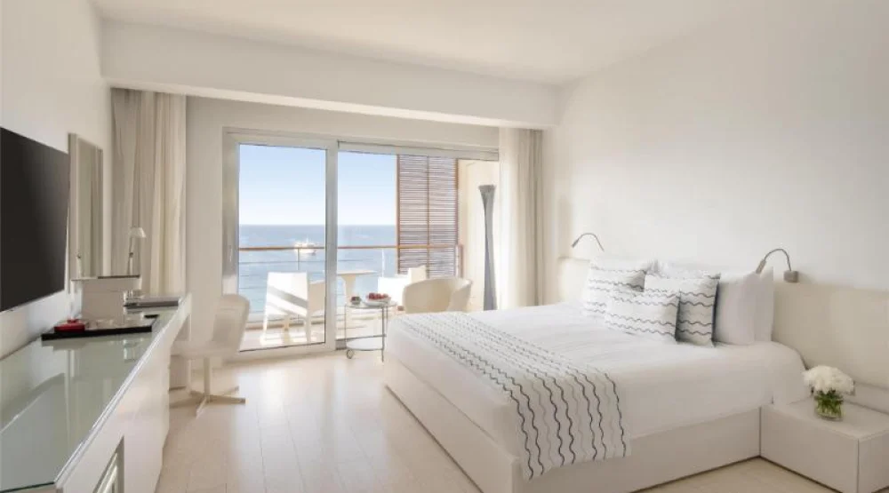 Panoramic Club Room King Size Bed at Kempinski Hotel Aqaba Red Sea